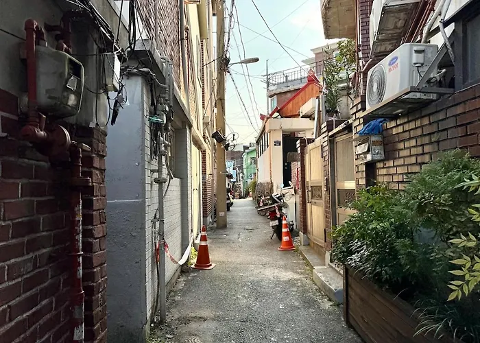 Soft Minimal 2br Near Dongdaemun, 2 Stops To Myeongdong