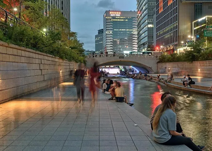 Soft Minimal 2br Near Dongdaemun, 2 Stops To Myeongdong *
