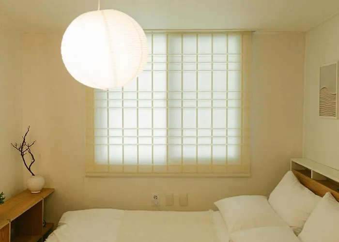Soft Minimal 2br Near Dongdaemun, 2 Stops To Myeongdong