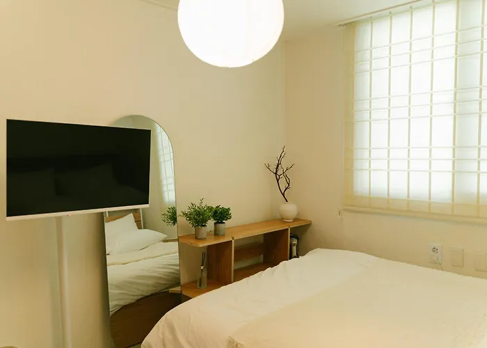 Soft Minimal 2br Near Dongdaemun, 2 Stops To Myeongdong Villa