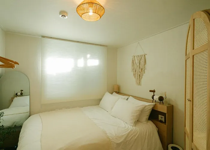 Soft Minimal 2br Near Dongdaemun, 2 Stops To Myeongdong Seoul