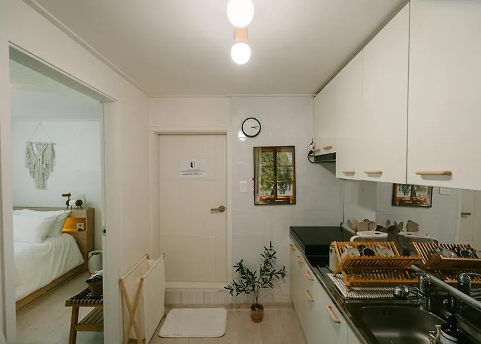 Soft Minimal 2br Near Dongdaemun, 2 Stops To Myeongdong *